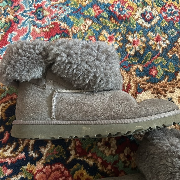Ugg girls size 5 grey button/roll down boot - Picture 3 of 4